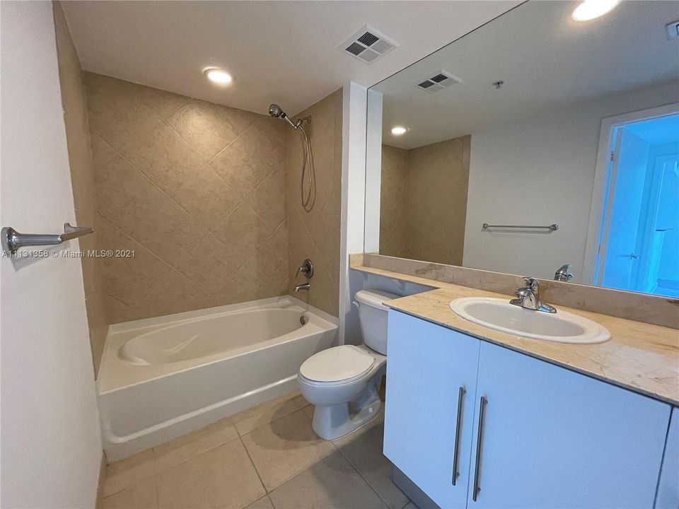 最近租的: $3,000 (1 贝兹, 1 浴室, 868 平方英尺)
