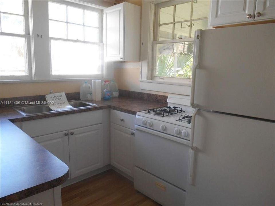 Recently Rented: $1,600 (3 beds, 1 baths, 1560 Square Feet)