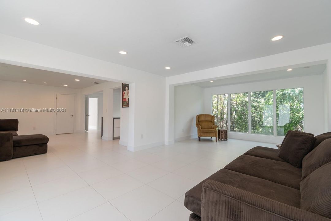 Recently Sold: $2,600,000 (4 beds, 3 baths, 2379 Square Feet)