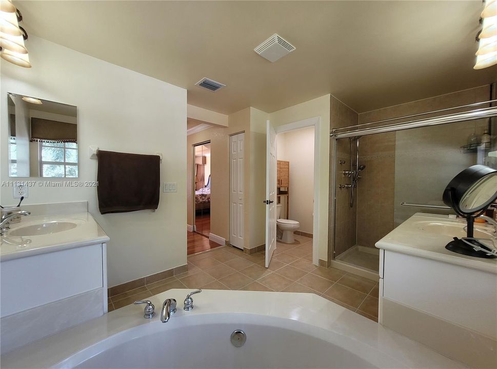 最近售出: $720,000 (4 贝兹, 2 浴室, 2508 平方英尺)
