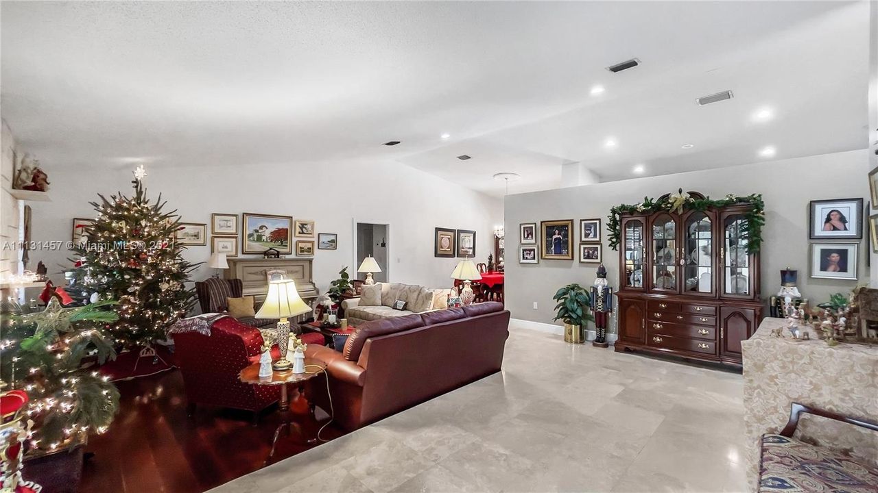 Recently Rented: $8,000 (5 beds, 4 baths, 4113 Square Feet)