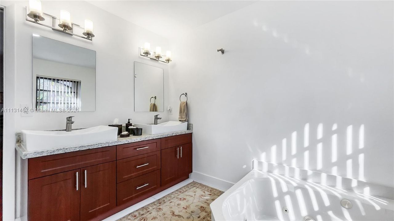 Recently Rented: $8,000 (5 beds, 4 baths, 4113 Square Feet)