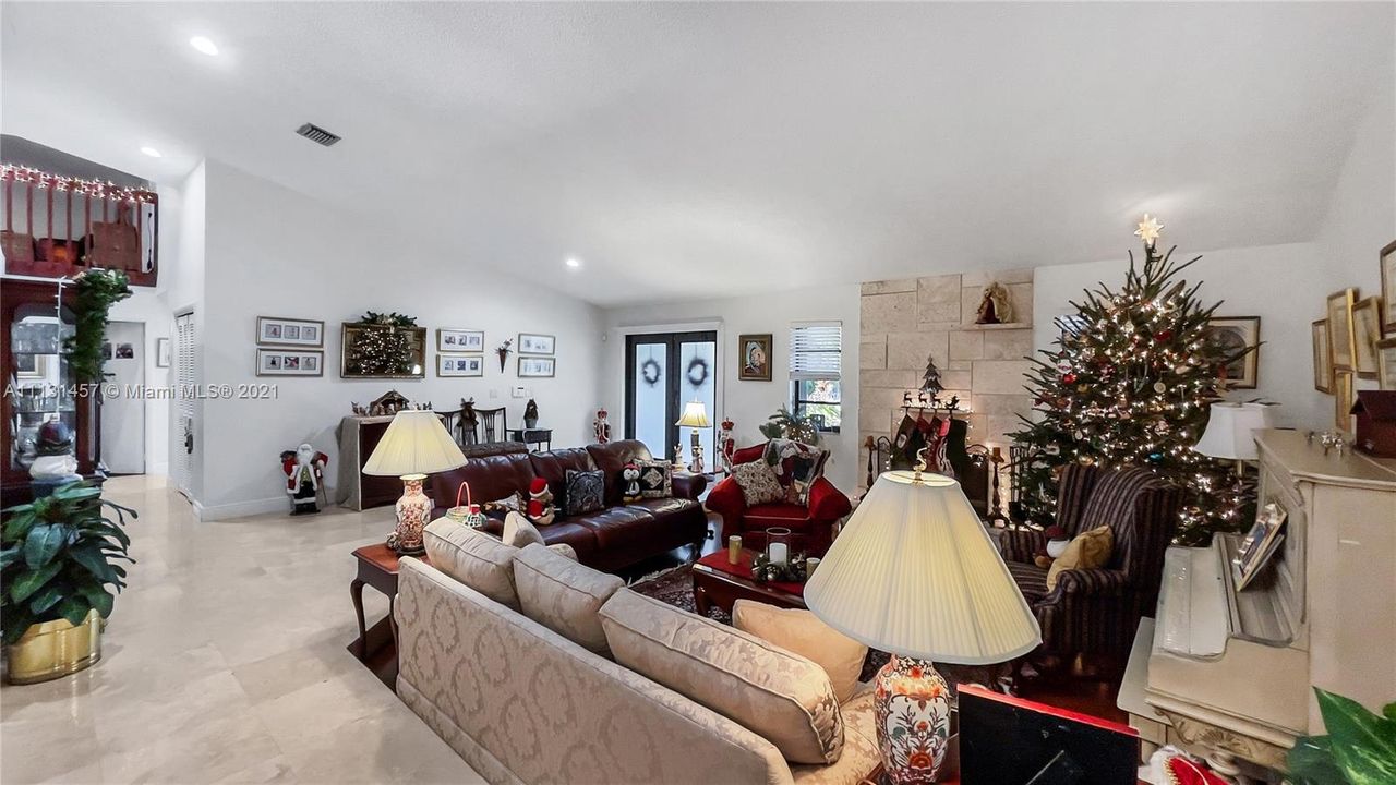 Recently Rented: $8,000 (5 beds, 4 baths, 4113 Square Feet)