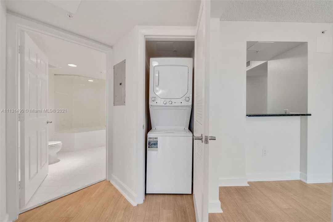 Recently Rented: $2,833 (1 beds, 1 baths, 865 Square Feet)