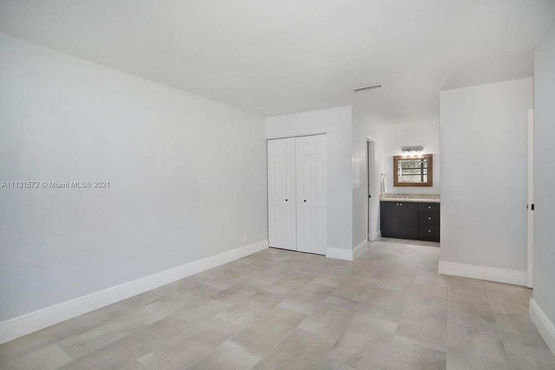 Recently Sold: $335,000 (2 beds, 2 baths, 915 Square Feet)
