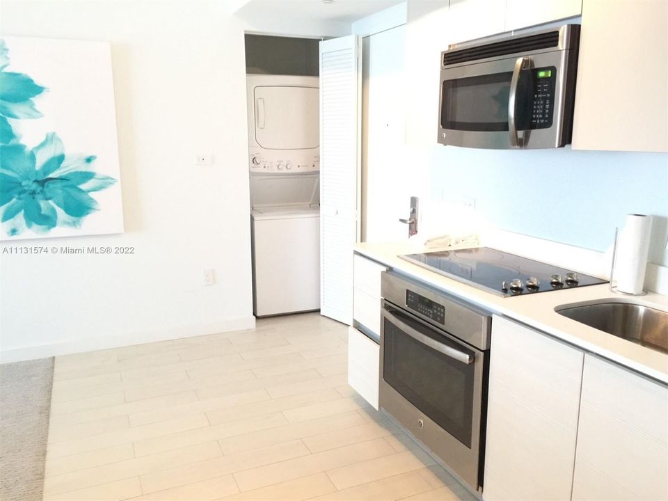 Recently Sold: $575,000 (2 beds, 2 baths, 1028 Square Feet)