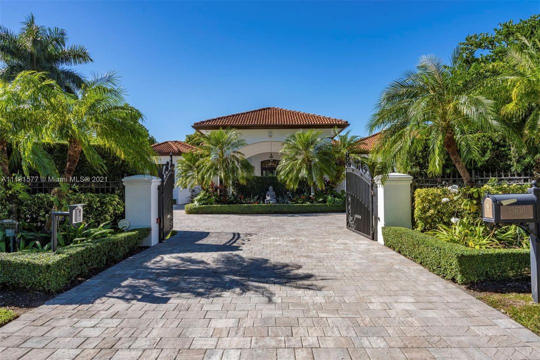 Recently Sold: $2,975,000 (7 beds, 6 baths, 6958 Square Feet)