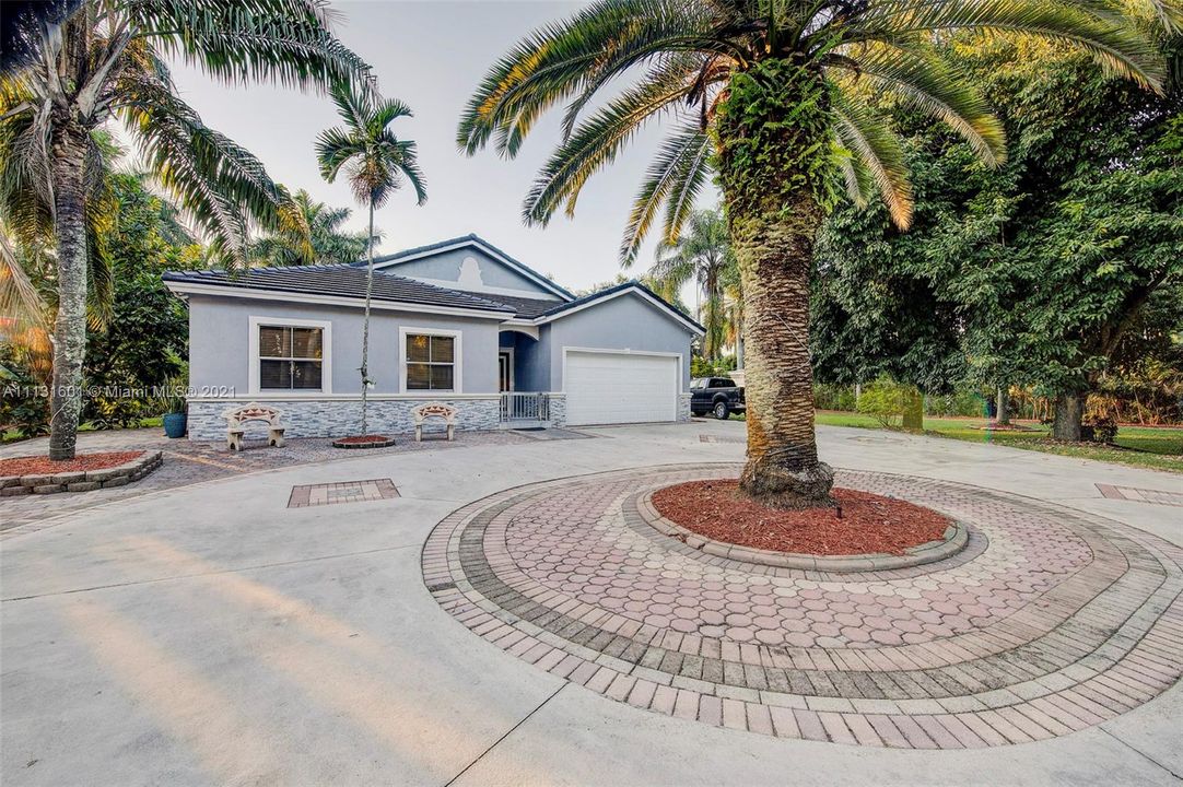 Recently Sold: $1,500,000 (4 beds, 2 baths, 1826 Square Feet)
