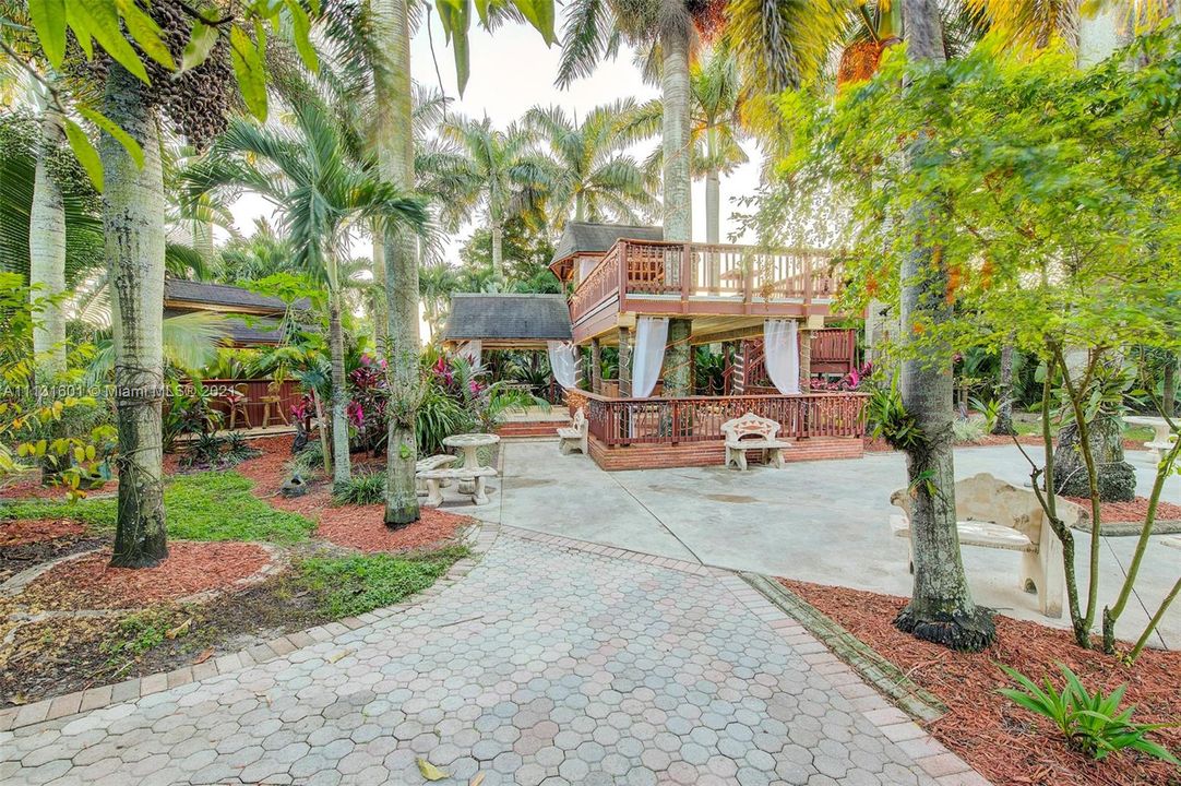 Recently Sold: $1,500,000 (4 beds, 2 baths, 1826 Square Feet)