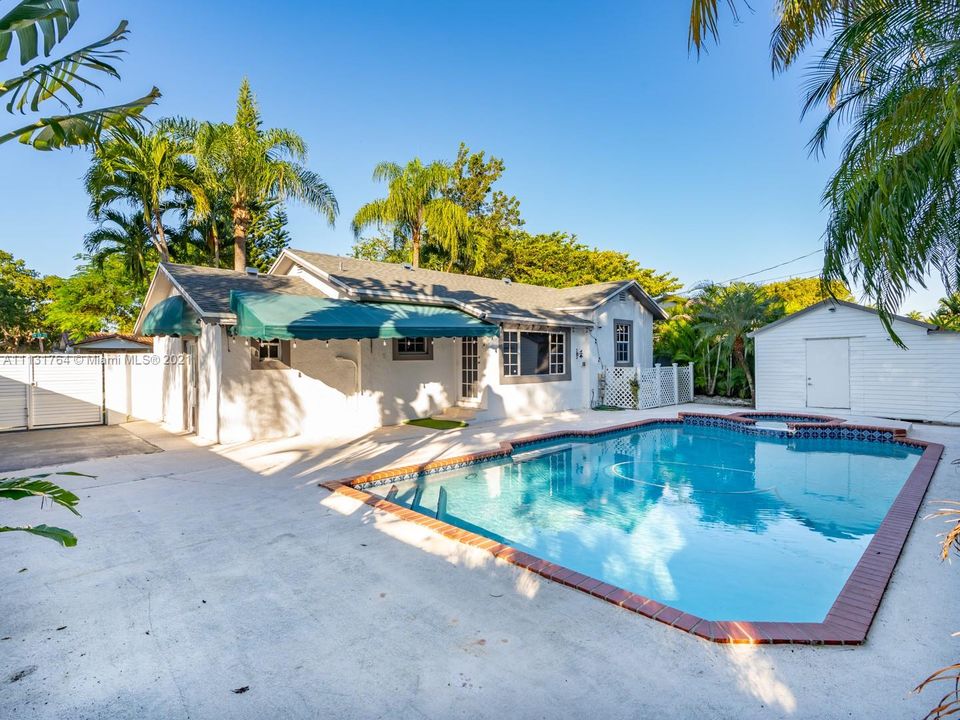 Recently Sold: $600,000 (3 beds, 2 baths, 959 Square Feet)
