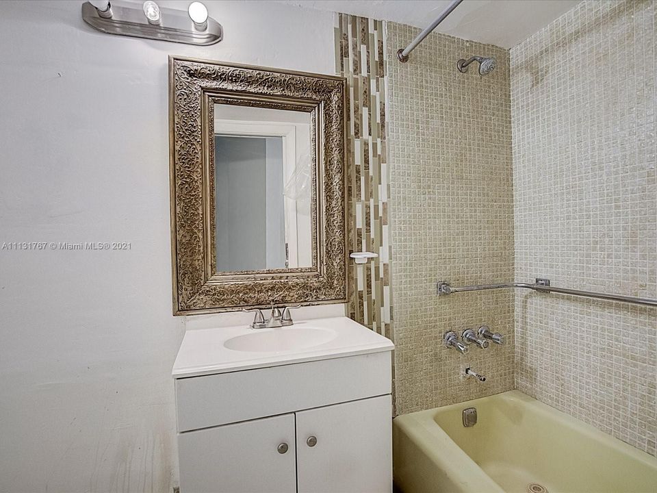 最近售出: $55,000 (0 贝兹, 1 浴室, 427 平方英尺)