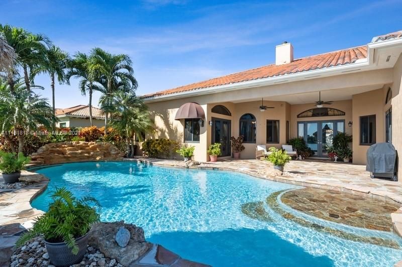 Recently Sold: $1,299,000 (6 beds, 5 baths, 3875 Square Feet)