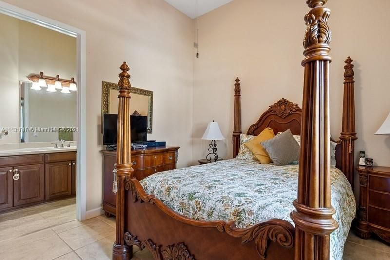 Recently Sold: $1,299,000 (6 beds, 5 baths, 3875 Square Feet)