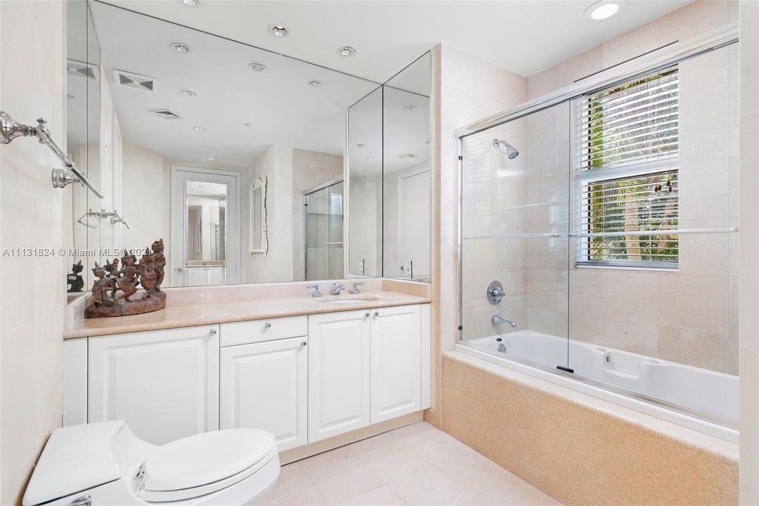 Недавно продано: $2,500,000 (2 спален, 4 ванн, 4320 Квадратных фут)