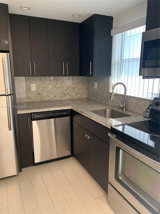 Recently Rented: $1,975 (1 beds, 1 baths, 748 Square Feet)