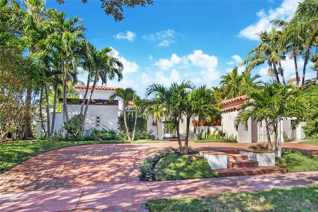 Recently Sold: $2,475,000 (4 beds, 4 baths, 2523 Square Feet)