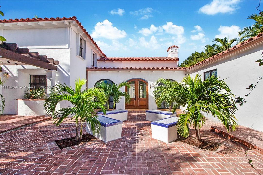 Recently Sold: $2,475,000 (4 beds, 4 baths, 2523 Square Feet)