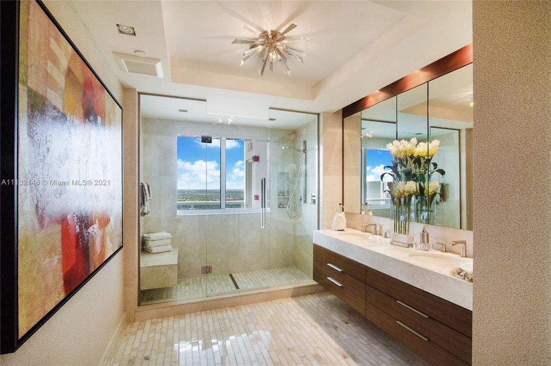 最近售出: $6,000,000 (4 贝兹, 5 浴室, 6912 平方英尺)