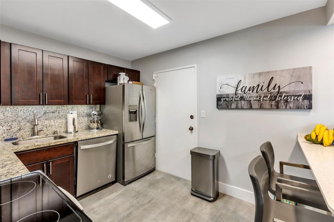 Recently Sold: $585,000 (2 beds, 2 baths, 1048 Square Feet)