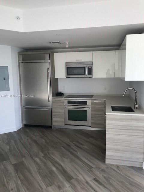 Recently Sold: $625,000 (2 beds, 2 baths, 969 Square Feet)