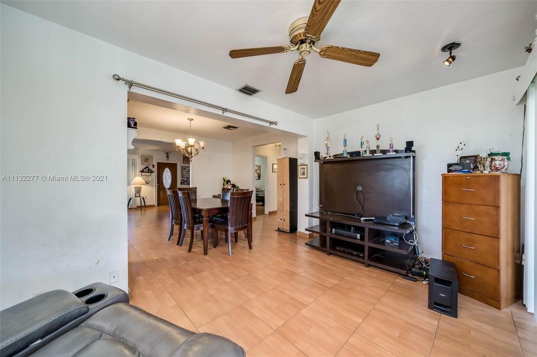 Recently Sold: $375,000 (3 beds, 2 baths, 1526 Square Feet)