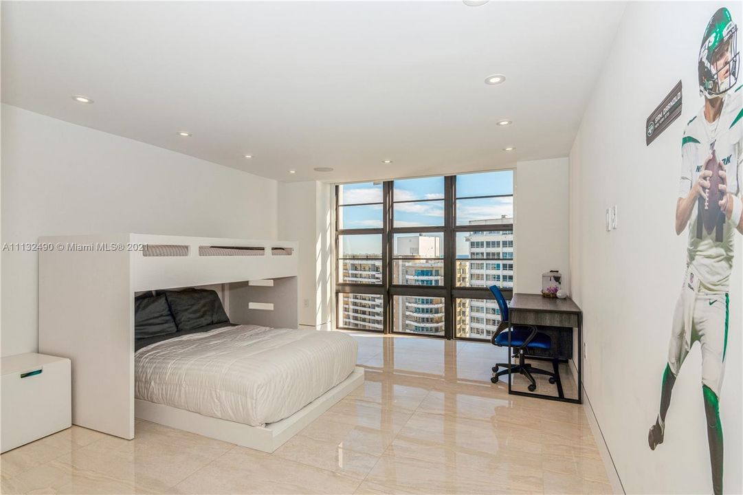 Recently Sold: $2,750,000 (3 beds, 3 baths, 2868 Square Feet)