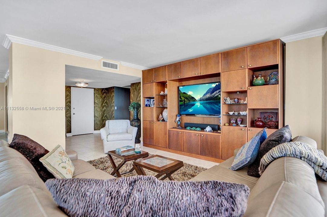Recently Sold: $950,000 (2 beds, 2 baths, 2350 Square Feet)