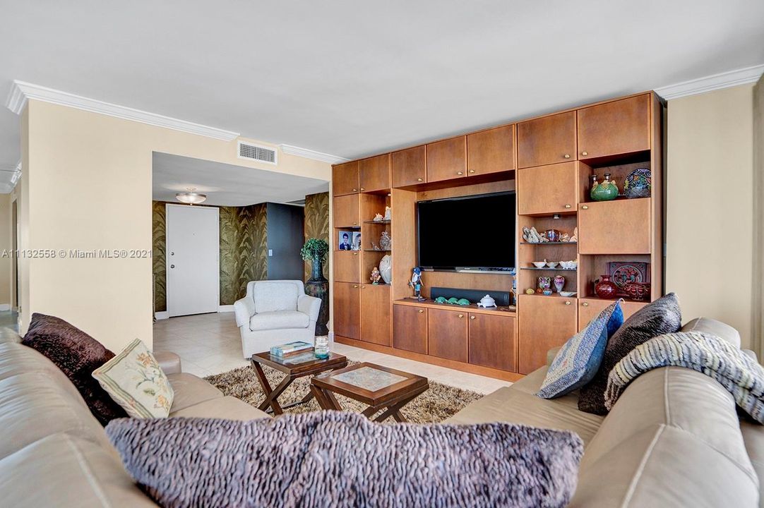 Recently Sold: $950,000 (2 beds, 2 baths, 2350 Square Feet)