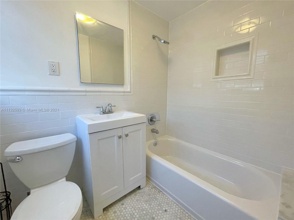 最近租的: $1,950 (1 贝兹, 1 浴室, 640 平方英尺)