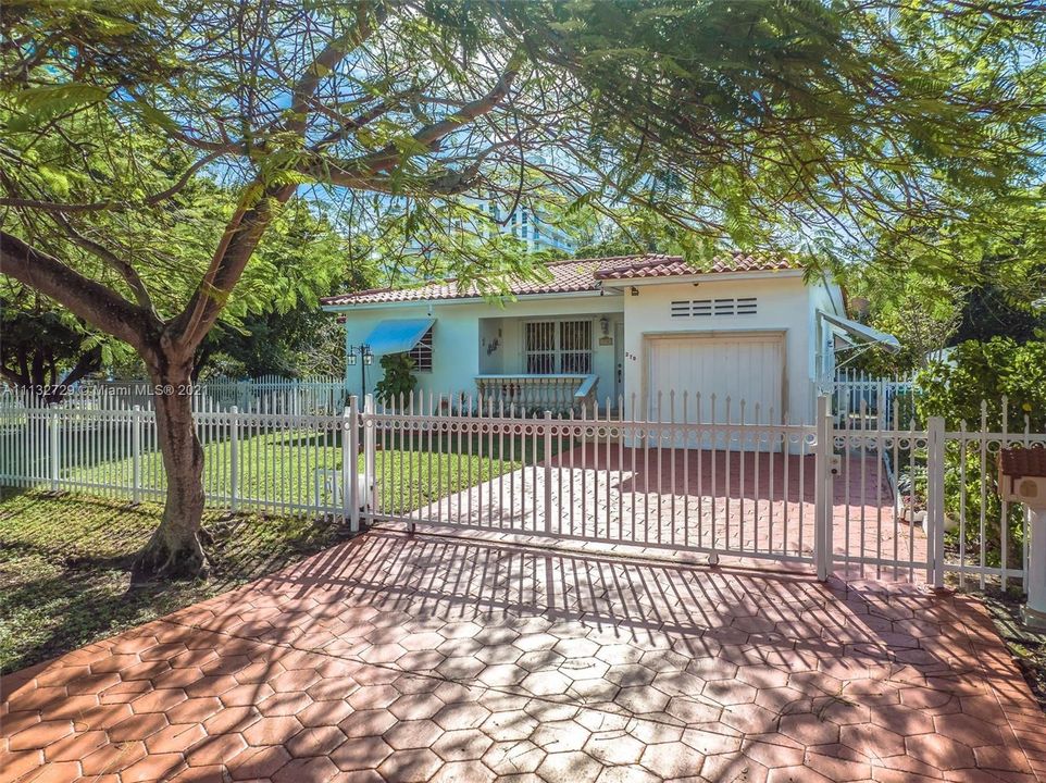 Gated Entry - Large Driveway