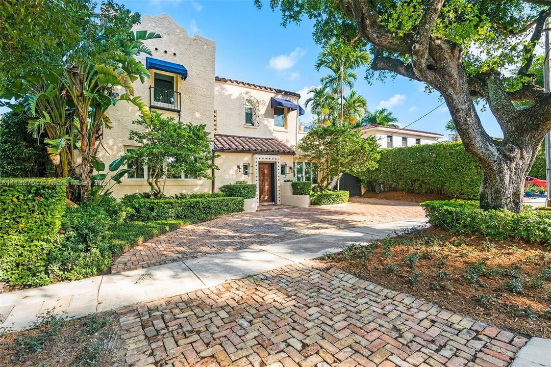 Recently Sold: $3,500,000 (5 beds, 5 baths, 3947 Square Feet)