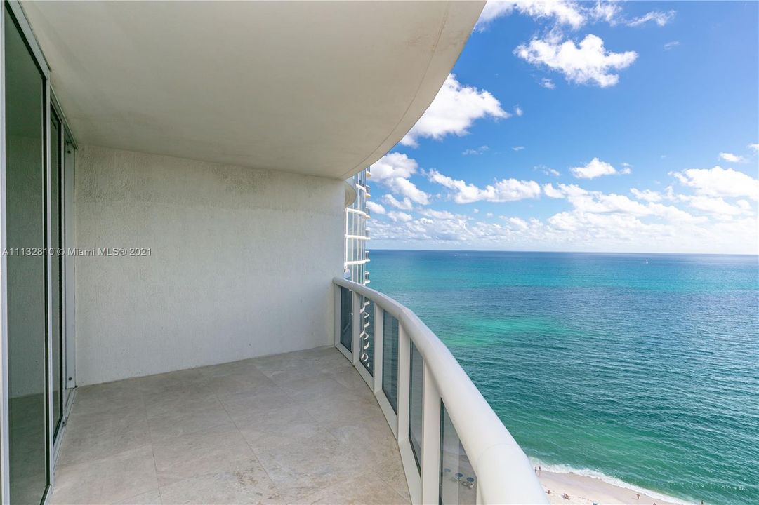 Recently Sold: $2,095,000 (3 beds, 3 baths, 3018 Square Feet)