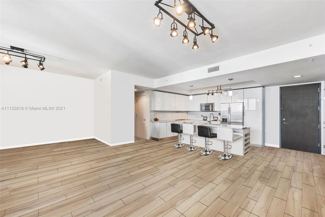 Recently Sold: $560,000 (2 beds, 2 baths, 1369 Square Feet)