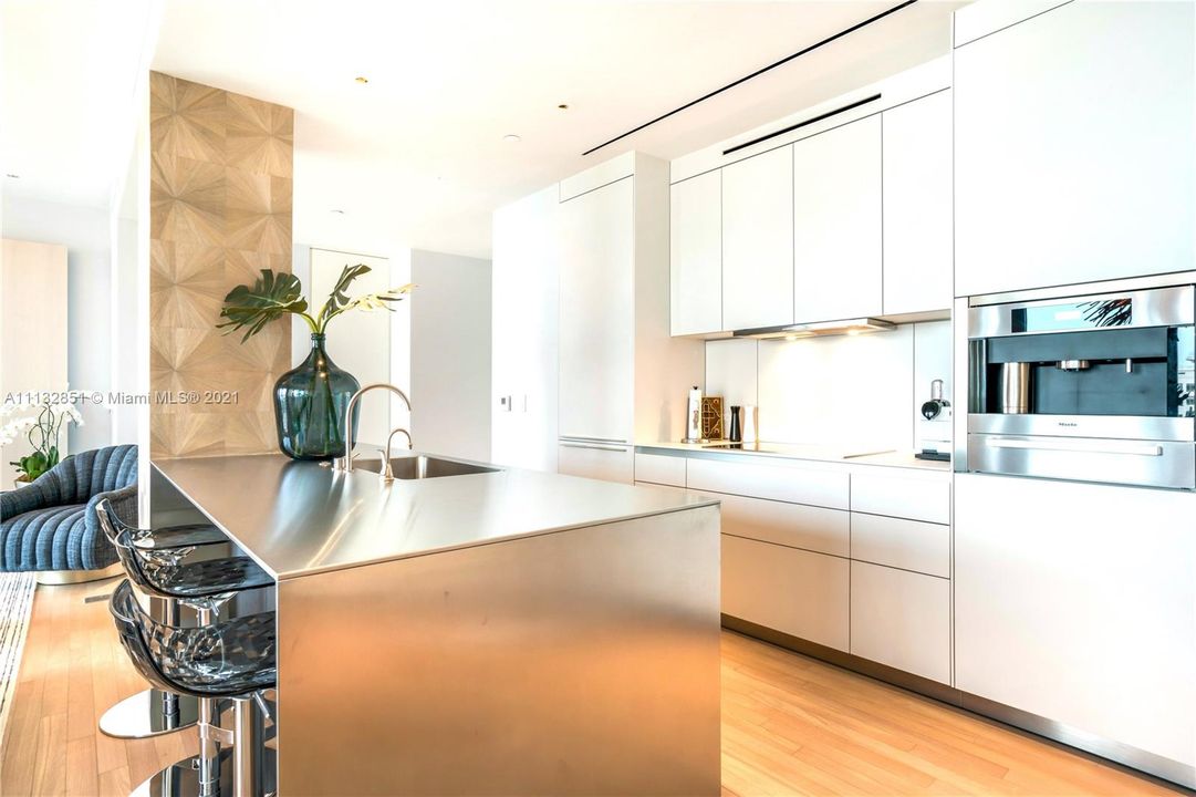 Recently Sold: $3,550,000 (2 beds, 2 baths, 1030 Square Feet)