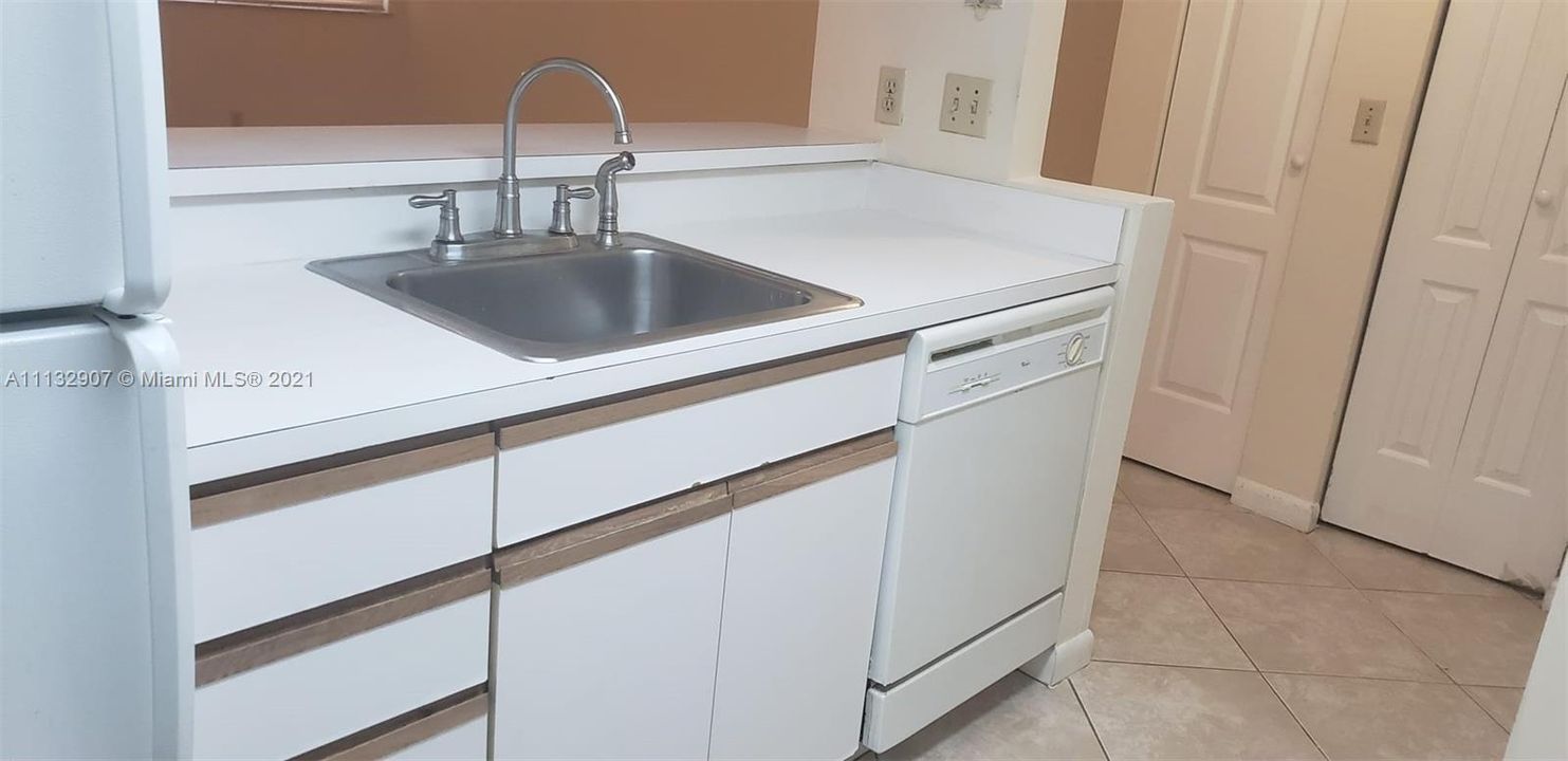 Recently Rented: $1,400 (1 beds, 1 baths, 700 Square Feet)
