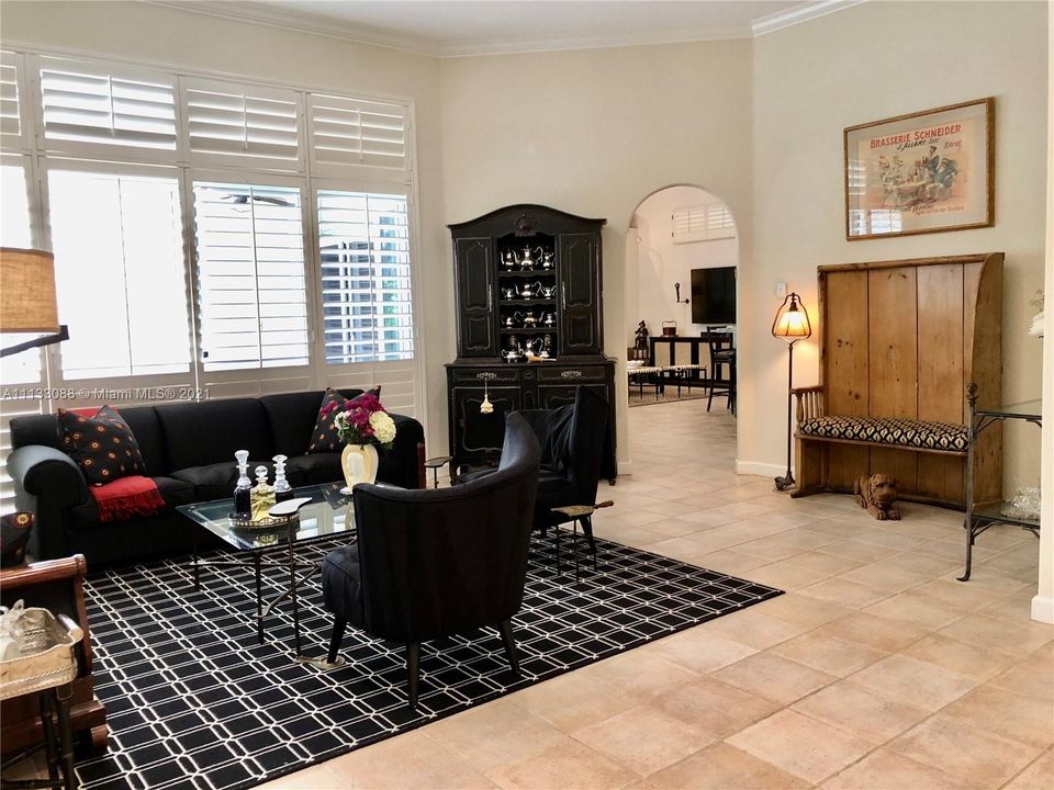The transition between the living room and the kitchen/Family room area gives privacy to both areas.