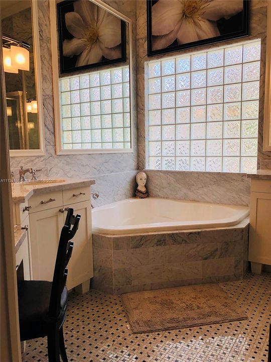 Jet style tub enclosed in marble