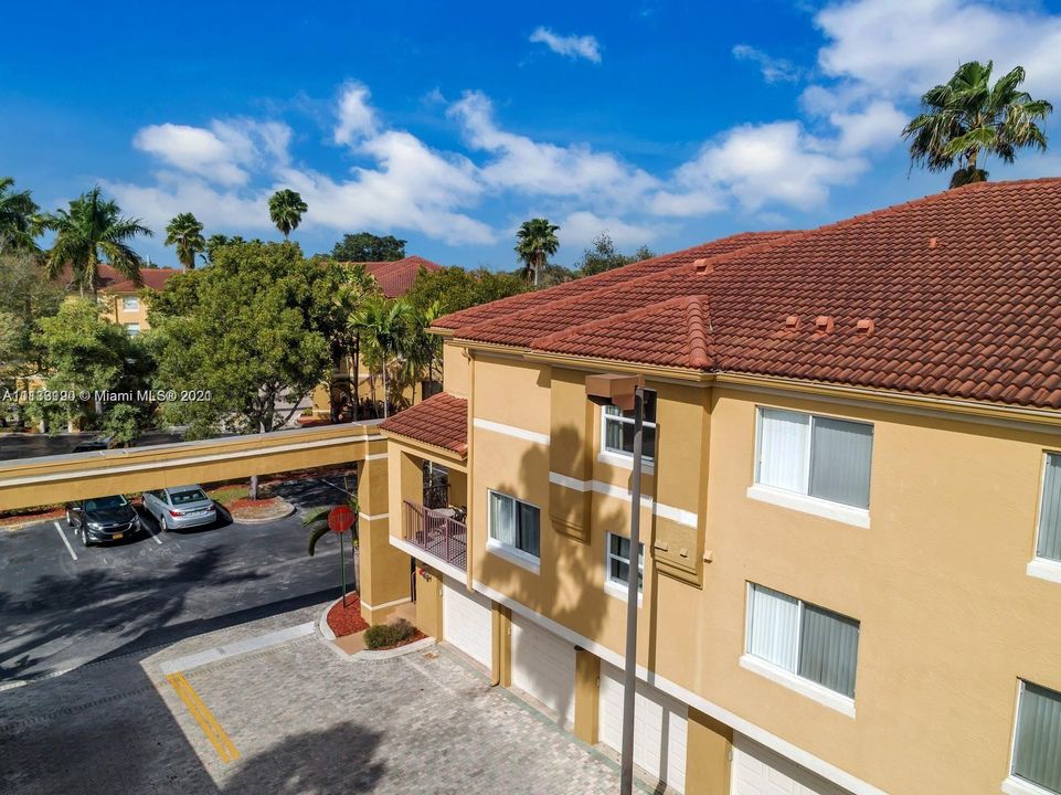 最近售出: $190,000 (2 贝兹, 2 浴室, 974 平方英尺)