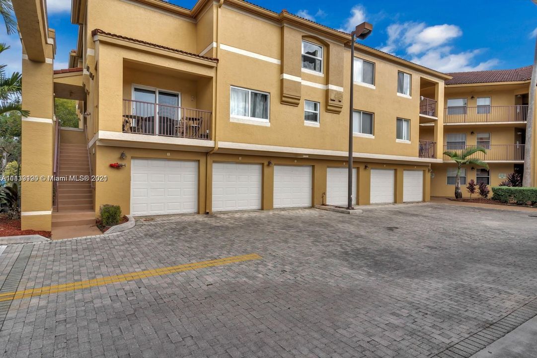 最近售出: $190,000 (2 贝兹, 2 浴室, 974 平方英尺)