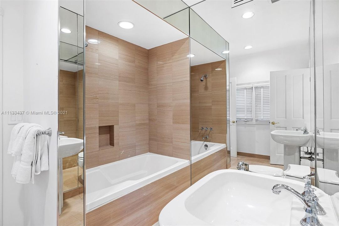 Недавно арендовано: $85,000 (5 спален, 5 ванн, 6637 Квадратных фут)