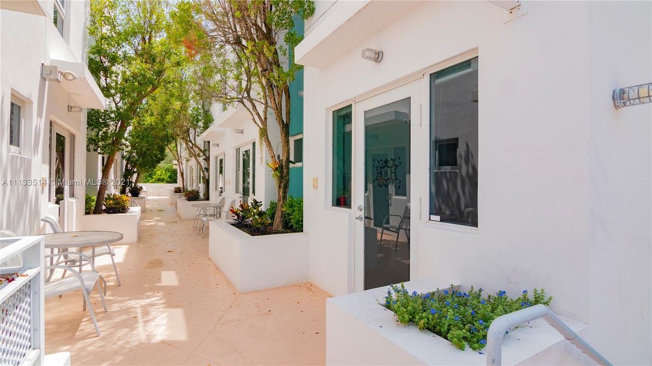 Recently Sold: $895,000 (3 beds, 2 baths, 1100 Square Feet)
