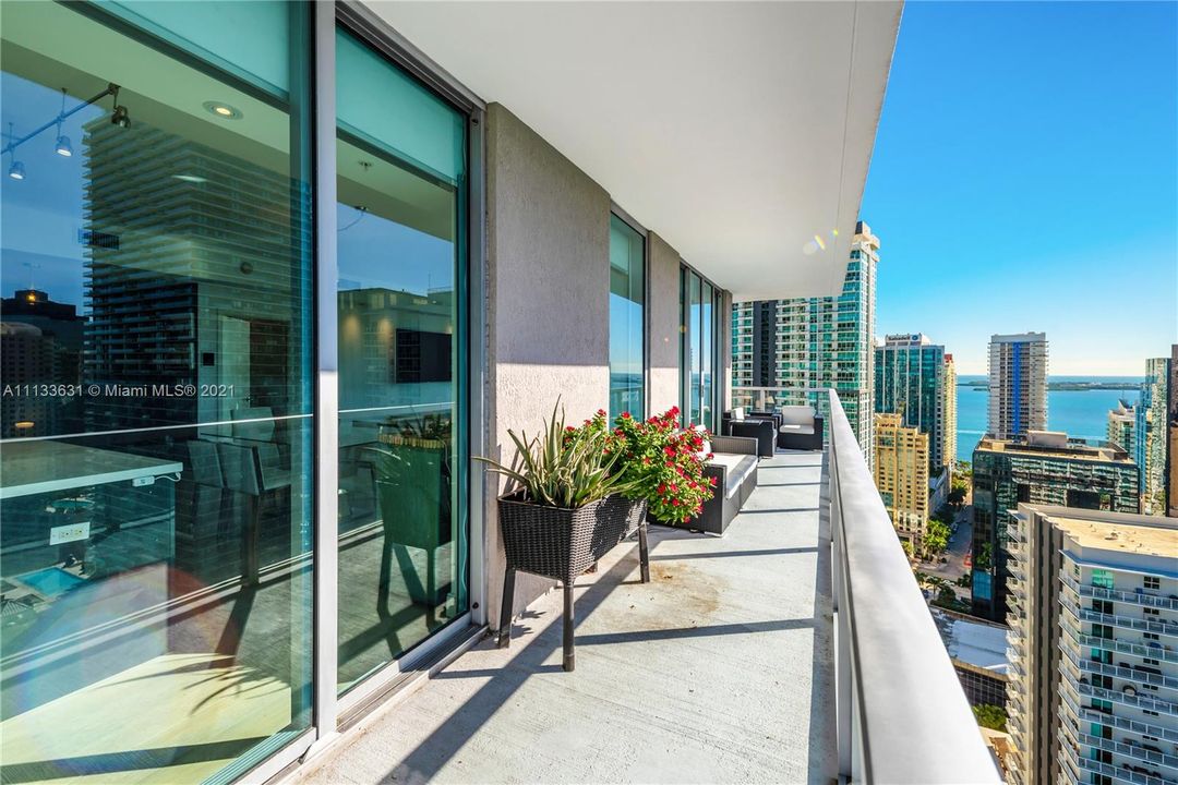 Recently Sold: $1,025,000 (3 beds, 3 baths, 1813 Square Feet)