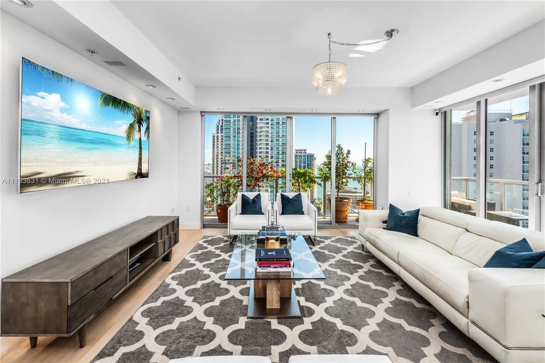 Recently Sold: $1,025,000 (3 beds, 3 baths, 1813 Square Feet)
