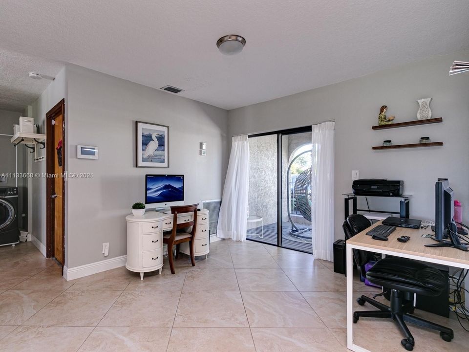 BREAKFAST NOOK/WORK SPACE