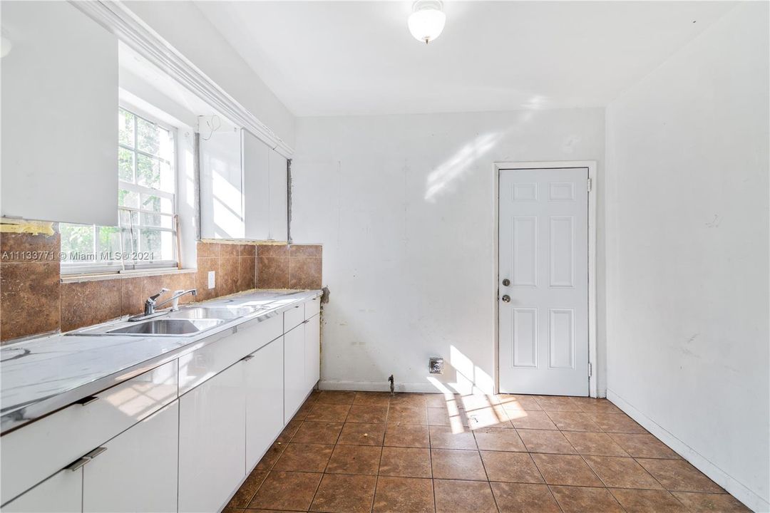 Recently Sold: $509,000 (2 beds, 1 baths, 958 Square Feet)