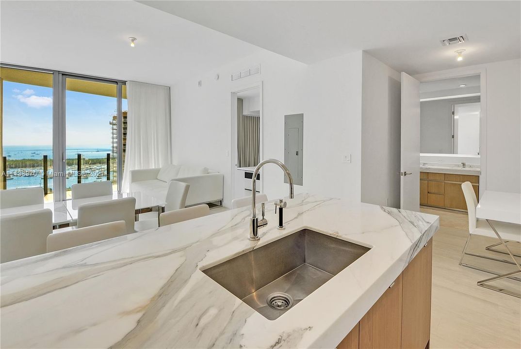 Recently Sold: $875,000 (1 beds, 1 baths, 681 Square Feet)