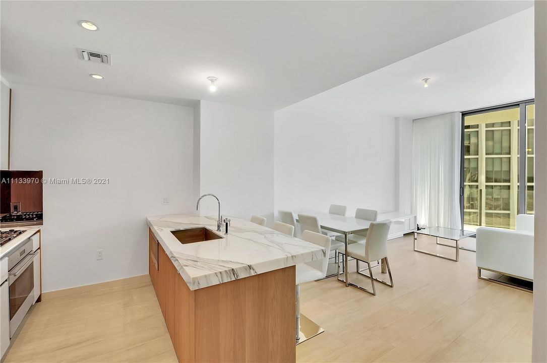 Recently Sold: $875,000 (1 beds, 1 baths, 681 Square Feet)