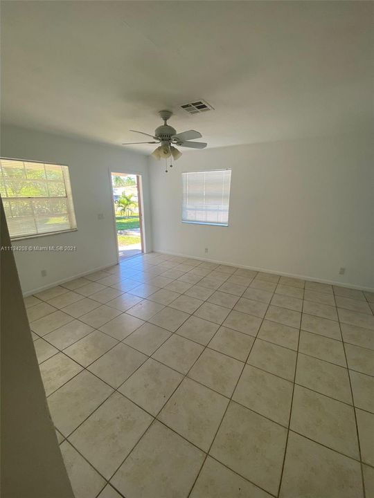 Recently Rented: $1,450 (2 beds, 1 baths, 1100 Square Feet)