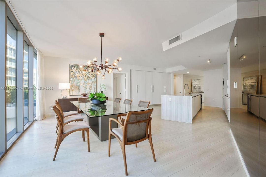 Recently Sold: $3,895,000 (3 beds, 3 baths, 2570 Square Feet)