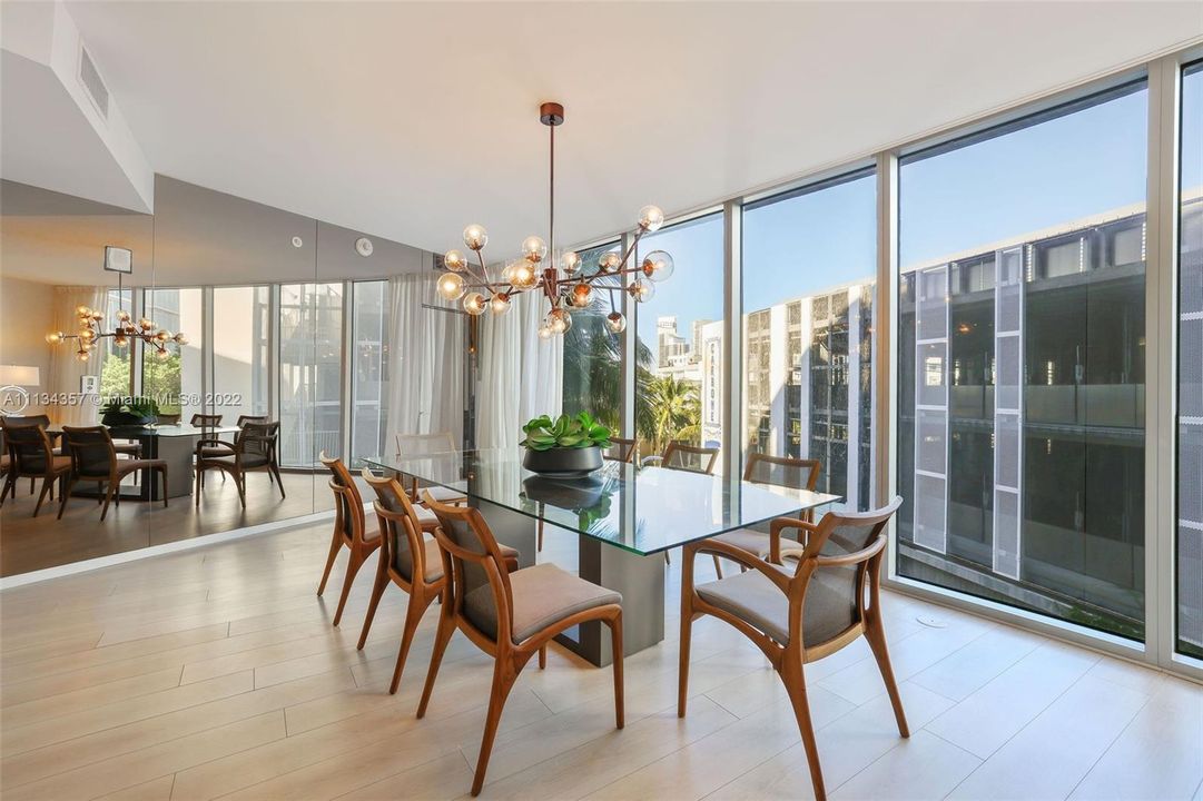 Recently Sold: $3,895,000 (3 beds, 3 baths, 2570 Square Feet)